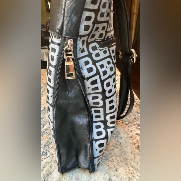 Betty Boop purse with gold hardware and rhinestones. Zipper expansion on bottom - Picture 6 of 15